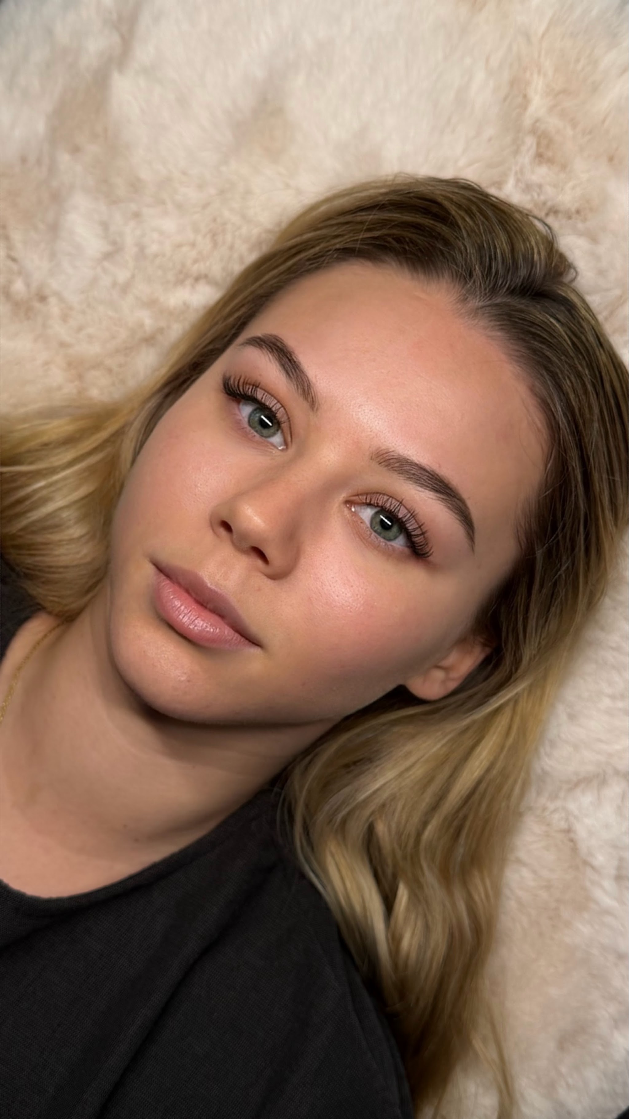 Klant met een natuurlijke lash set en verzorgde wenkbrauwen